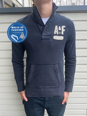  Abercrombie & Fitch kofta - Tja! Nu säljs denna sjukt snygga kofta från abercrombie som är sjukt inne! Skick 8/10 riktigt bra med små tecken av användning. Storlek S men passar xs. Modellen är 181 men passar allt mellan 166-176 som bäst. Hör av er vid funderingar!
