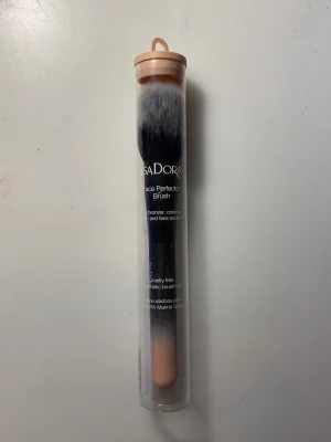 Isadora Sminkborste - Sminkborste från Isadora som aldrig är använd. Perfekt till puder, bronzer och blush eller andra puderprodukter 