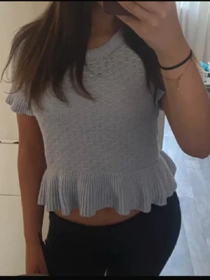 Blå stickad topp med volang - Supersöt ljusblå stickad topp 