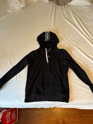 Hugo boss hoodie - Fint skick, strlk m, text på ryggen.