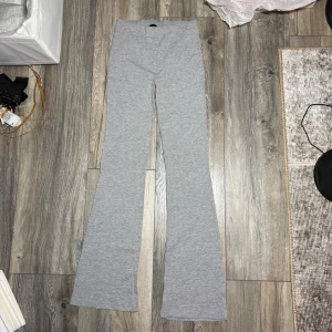 Grå bootcut leggings från lager157 - Säljer ett par ljusgrå leggings från lager157 i storlek S. Byxorna har hög midja och bootcut passform med mjukt och stretchigt material, perfekta för chill dagar. Supersköna och enkla att styla med en crop top eller hoodie.