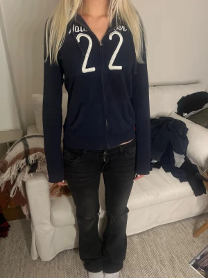 Hollister zip up mörklblå  - Figursydd och trendig Hollister zip-up. 