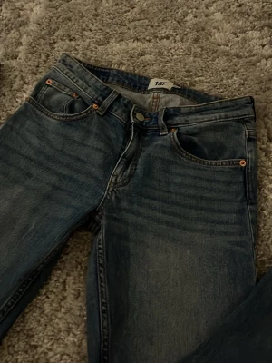 Blå jeans från 157 med raka ben - Säljer ett var jätte fina och sköna jeans från lager 157. Tyvärr har dessa jeans blivit för små och för korta för mig. Köpte de för 300 säljer för 150.  På ena benet är det lite vit färg, ingenting som syns när man väl har byxan på sig. Pris kan diskuteras 