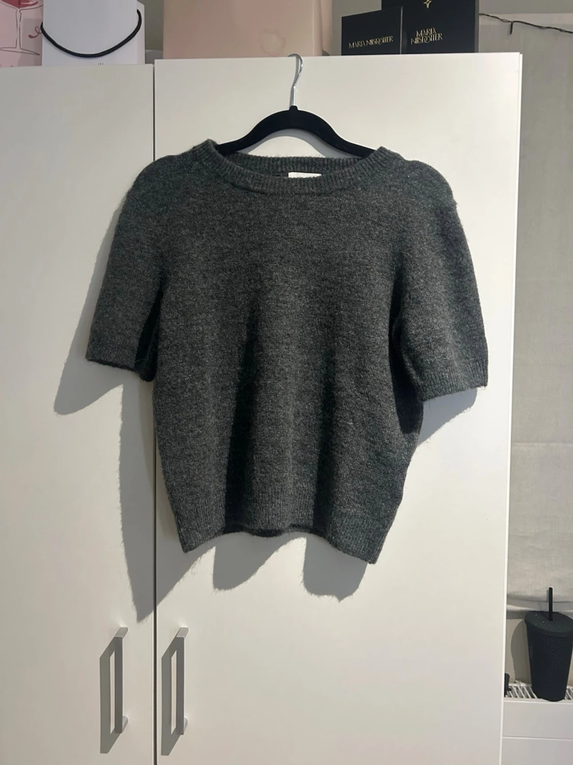 Mörkgrå stickad tröja kort ärm