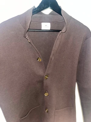 John Henric Overshirt - Riktigt fet overshirt från John Henric som passar till allt. Knappar längs hela overshirten. Använd väldigt få gånger.