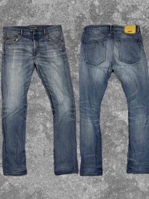 Jeans ljusblå  - Tja säljer dessa fetta och stilrena jeans! Mått: A:40 B:70 C:19 D:16 E:15 (cm)  Skriv vid fundering 😇✌️