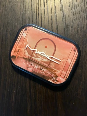 MAC Connect in Colour Burgundy Palette - Snygg ögonskuggspalett från MAC med sex nyanser i burgundy, brunt och guld. Paletten heter Connect in Colour och innehåller färgerna Haux, Naked Lunch, Mega-Mocha, Wanna Chat?, Loading... och Giga-Glitz. Perfekt för att skapa både matta och skimriga looks. Använt ett fåtal gånger. 