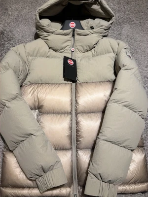 Colmar dunjacka  - Colmar jacka. Storlek: 48 vilket motsvarar M. Nypris: 6000kr. Skick: 10/10 helt ny med tags! Vid fler frågor/bilder är det bara och höra av 