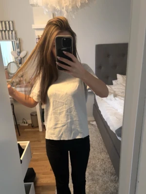 Glittrig silver t-shirt  - super fin glitter t shirt, den är köpt utomlands så jag vet inte exakt vart den är ifrån men de står reserved på lappen🩷