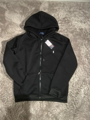 Ralph lauren - Tvär fett Ralph lauren zip hoodie som är helt oanvänd. 