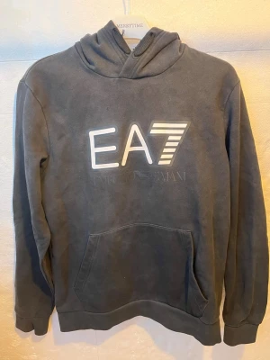 EA7 tröja i färg svart - Snygg EA7 tröja storlek s 