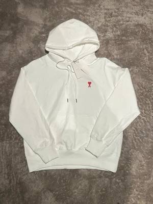 Ami hoddie - Tvär fett Ami hoddie som passar alla stilar. Tyvär var den för liten för mig men den är helt oanvänd,