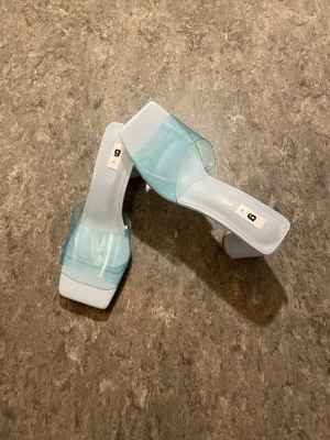 Blå klackskor  - Jag säljer ett par ljusblåa klackskor från GinaTricot. Dem har aldrig använts och är därför i helt nytt skick, köptes för 500kr. Dom är i storlek 39 men kan passa även för storlek 40. Säljer för 400kr.