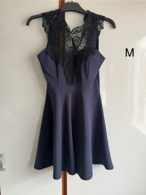 Vacker blå klänning med svarta detaljer - Passar på att göra om mina annonser så du kan få gratis frakt (gäller i 7dagar) står det ej gratis frakt så har tiden passerat. 🌹❤️ alla mina kläder är i fint/okej skick utan större defekter om inget annat står . Allt är använt så vanligt slitage kan förekomma 