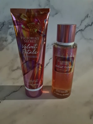 Velvet Petals Candied duo set - Upptäck Velvet Petals Candied – ett set med body lotion (236 ml) och fragrance mist (250 ml). Med inslag av caramel ribbon och glazed petals för en nostalgisk twist. Vegansk formula. Perfekt för dig som vill ha något sött och unikt i din doftsamling. Helt nytt och oanvänt