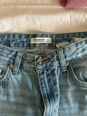 Ljusblå raka jeans från Pull&Bear - Säljer ett par ljusblå jeans från Pull&Bear i klassisk rak modell