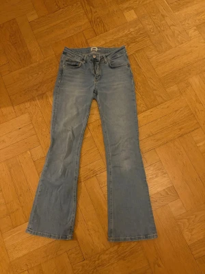 Ljusblå bootcut jeans från Lager 157 - Säljer ett par ljusblå jeans från lager 157 med bootcut-ben. De är storlek S.