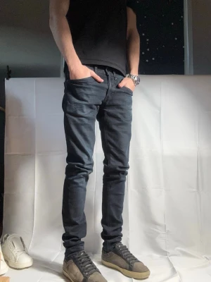 Mörkblå skinny jeans från dondup, strl 30 - Säljer ett par mörkblå skinny jeans från dondup i storlek 30. Jeansen har klassisk femficksdesign, smal passform och är tillverkade i ett mjukt jeansmaterial. Perfekta för dig som gillar en tajtare look och vill ha ett par stilrena jeans till vardags.