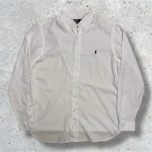 Ralph Lauren skjorta - Säljer denna vita skjortan från Ralph Lauren | storlek L | skick: 7,5/10, liten skada vid kragen (bild 4)| Skriv vid frågor, pris kan diskuteras vid snabb affär 🤝
