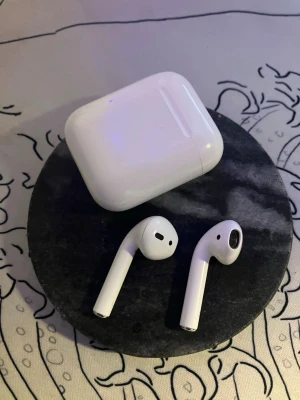 Apple AirPods (2nd generation) - Säljer ett par Apple AirPods (2nd gen) med laddningsetui. Hörlurarna är trådlösa och fungerar med både iPhone och andra enheter. Airpodsen är i övrigt gott skick. Perfekt för dig som vill ha smidig och trådlös musikupplevelse. Priset kan diskuteras vid snabb affär. Först till kvarn!