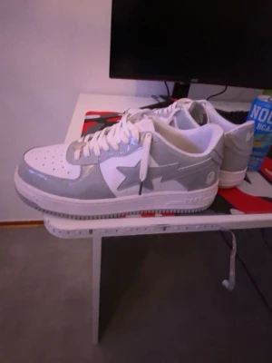 Vitgråa Bape skor - Säljer ett par bape skor som är i top skick. Inga defekter eller liknande. Hade sagt att dom är i princip helt nya. Använda max 4 gånger. 44or men sitter som 45or