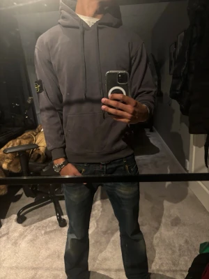 Stone island hoodie - Tjena! Säljer en tvär kattig stone island hoodie i grå färg. Knappt använt och i jättebra skick. Hojta till vid frågor och funderingar!