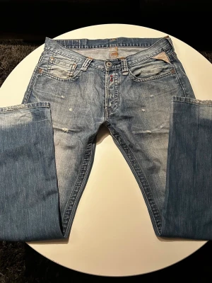 Replay jeans  - Replay jeans i sjukt snygg färg och slitningar! Storlek W32 L33! Hör av er vid frågor och funderingar/ Lutino UF