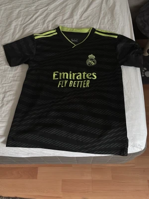 Real Madrid ställ 2023/2024 - Säljer reak Madrid ställ 2023/2024 nytt använda fåtal gånger för litet för mig nu.