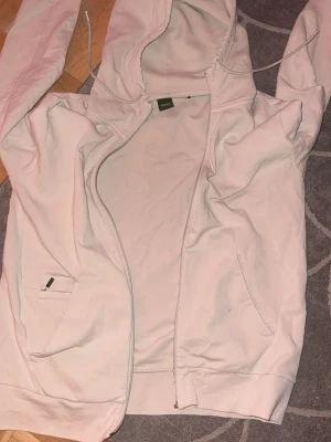 Hugo boss kofta - Dragkedjan är sönder