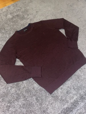 Vinröd stickad tröja Bruun & Stengade - Säljer en mycket fin stickad vinröd tröja. Denna är i toppskick och i storlek M. Kolla in min profil för ännu fler och feta kläder till utmärkt pris 🏆 