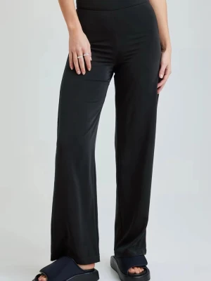 Svarta vida byxor från BikBok - Säljer ett par svarta byxor från BikBok i storlek 38. De har hög midja och ett snyggt wide fit. 