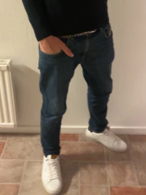 Blå jeans med tapered passform - Säljer ett par klassiska blå jeans med tapered passform. Jeansen har normal midja. Diesel jeans och köpta för 1500 säljer nu för bara 450kr strorlek 30
