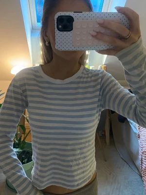 Radig topp - Ljusblå randig topp från hm