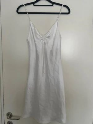 satinklänning  - jättesöt klänning ifrån bikbok, aldrig använd endast testad 💕💕passar både xs/s