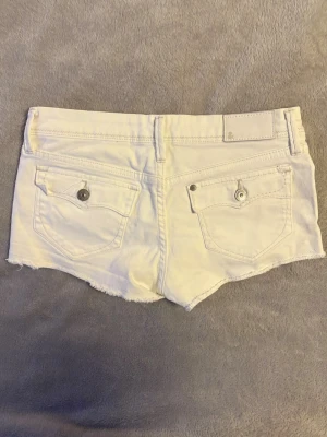 Vita jeansshorts - Jättefina jeansshorts! Midjemått: 38 cm