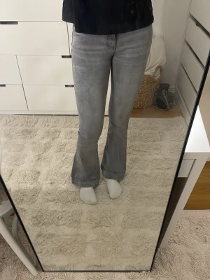 Grå bootcut jeans - Säljer dessa jeans från Gina pågrund av att de är lite för små för mig💕supersnygga & funkar perfekt till både skola o finare tillfällen!