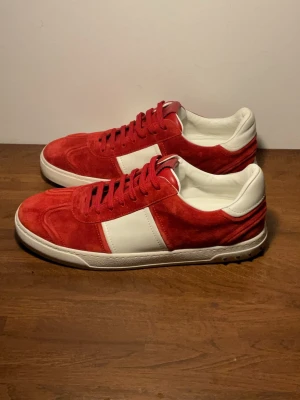 Valentino flycrew  - Säljer dessa röda flycrews,riktigt fint skick