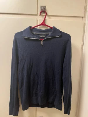 Marinblå half zip tröja Jack & Jones - Snygg marinblå tröja från Jack & Jones, storlek xs/s, mycket fint skick!🤩
