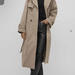 Trenchcoat - beige lång trenchcoat, FÖRSTA bilderna är lånade, men liknar min jacka, från h&m