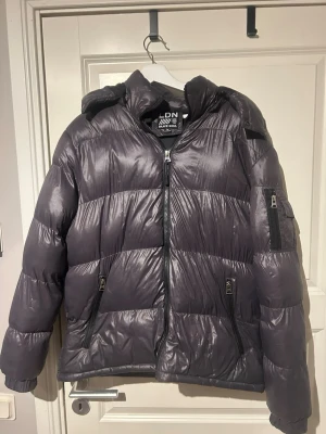Mörkgrå pufferjacka från Brave Soul - Säljer en mörkgrå pufferjacka från Brave Soul i storlek M. Perfekt för vintern, väldigt varm och skön. Materialet är syntet. Nypris 1099kr 8/10 skick