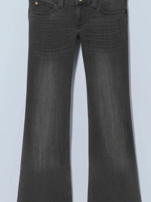 Bootcut jeans  - Snygga bootcut jeans i mörkgrå tvätt med klassisk femficksmodell och subtila slitningar framtill. Jeansen har låg midja! 🥰