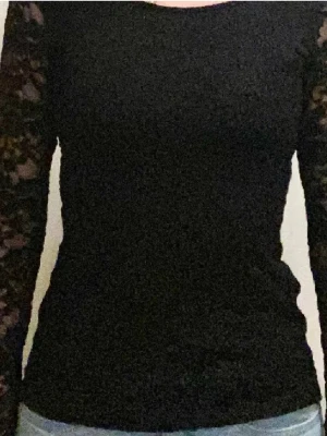 Svart spetsblus med lång ärm - Säljer en svart blus i stretchig spets med långärmade ärmar. Hela toppen är täckt av ett blommigt spetsmönster som ger en snygg och elegant look. Modellen är figurnära och har rundad halsringning. Perfekt att styla med jeans eller kjol. Knappt använd , pris kan diskuteras 💕💕💕💕🤗🤗🤗🤗🤗