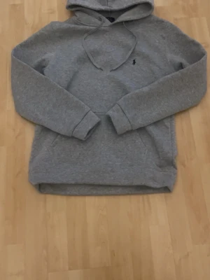 Polo Ralph Lauren hoddie  - Säljer en helt ny polo Ralph Lauren hoddie grå. Bra kvalité. Om ni har frågor ställ de bara.