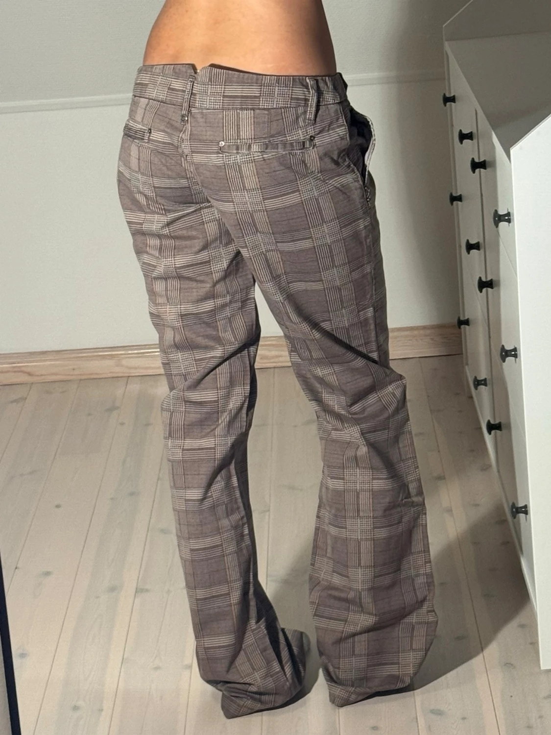 Låga rutiga bootcut kostymbyxor  - 1