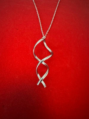 Halsband stor spiral - Halsband som inte är i äkta silver/guld. Kedja är oftast 50cm men kan ibland komma i 45cm. Kedja är rostfritt stål, berlock oftast i zinklegering men kan även det i vissa fall vara rostfritt stål. Be gärna om mått på berlock om detta är viktigt då bilderna är missvisande när det gäller hur stora dom är! 🌹❤️  Allt är nytt även om de kan stå ”mycket bra skick” , detta mest för att Vinted inte ska fundera på varför jag bara har nya saker .  Bud accepteras inte 🥰🌹