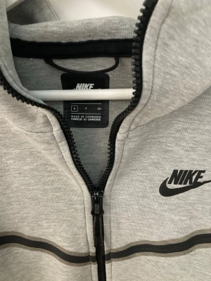 Snygg grå Nike hoddie samt byxor - Grå Nike tech fleece hoddie samt byxor. 