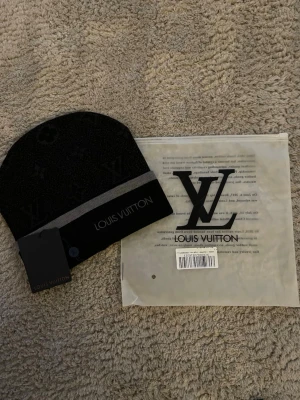 Rutig Mössa - Rutig Mössa svart helt ny, kommer med tags och dustbag. Hör av dig med frågor eller prisförslag! 💯💬