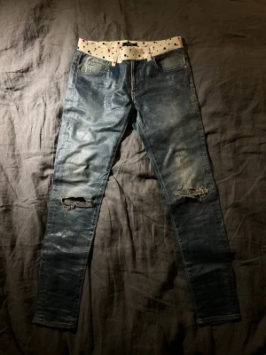  Undercover undercoverism limited ed waxed jeans 1of1 med music noter  - Blåa Undercover jeans med wax och music noter på midjan, 1 of 1 finns inga andra till salu och har aldrig använts! Storlek 28
