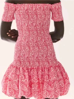 Sötaste klänningen!! - Säljer denna sååå söta och eftertraktade klänningen från hm. Den är off shoulder och har en ballong kjol nedtill. Den har en somrig korallfärgad färg med vitt mönster. Säljer pga att den var lite för stor. (På mina bilder hade jag nyss köpt klänningen därför var den lite skrynklig och hade veck)🩷🩷använt max 2 gånger. Kan diskutera pris vi seriös köpare och snabb affär🩷storlek M men passar S och L också då den har ett stretchigt tyg🩵