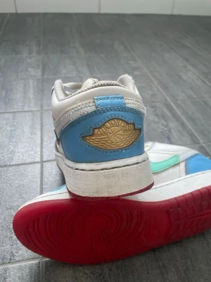 Unika jordans! - Säljer ett par väldigt snygga skor köpta på foot locker i New York i början av 2025. Dem är andvända men i bra skick och har inga hål/skador. Köpta för 1199, men pris kan diskuteras vid snabb affär! Skriv för minsta funderingar  